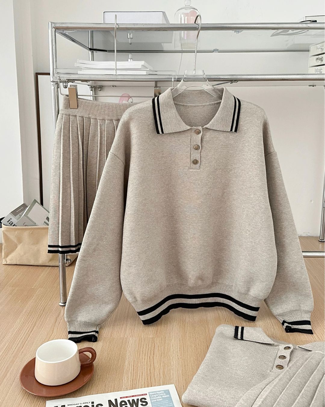 Chamuleのベージュの配色ライン入りポロニットとプリーツスカートのセットアップ。上品でスポーティーな秋冬ゴルフウェア