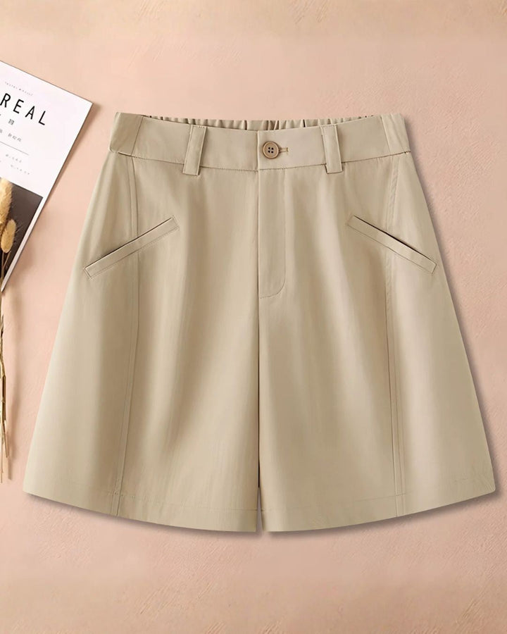 Chamuleのベージュカラーのワイドシルエットショートパンツ。ゴルフウェアとして最適なシンプルで洗練されたデザインのベルトループ付きパンツ。