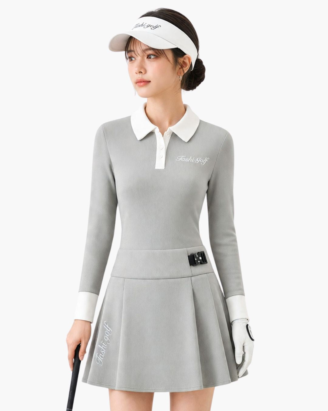 Chamuleのバイカラー長袖ポロシャツとプリーツスカートのゴルフウェアセットアップを着用した女性