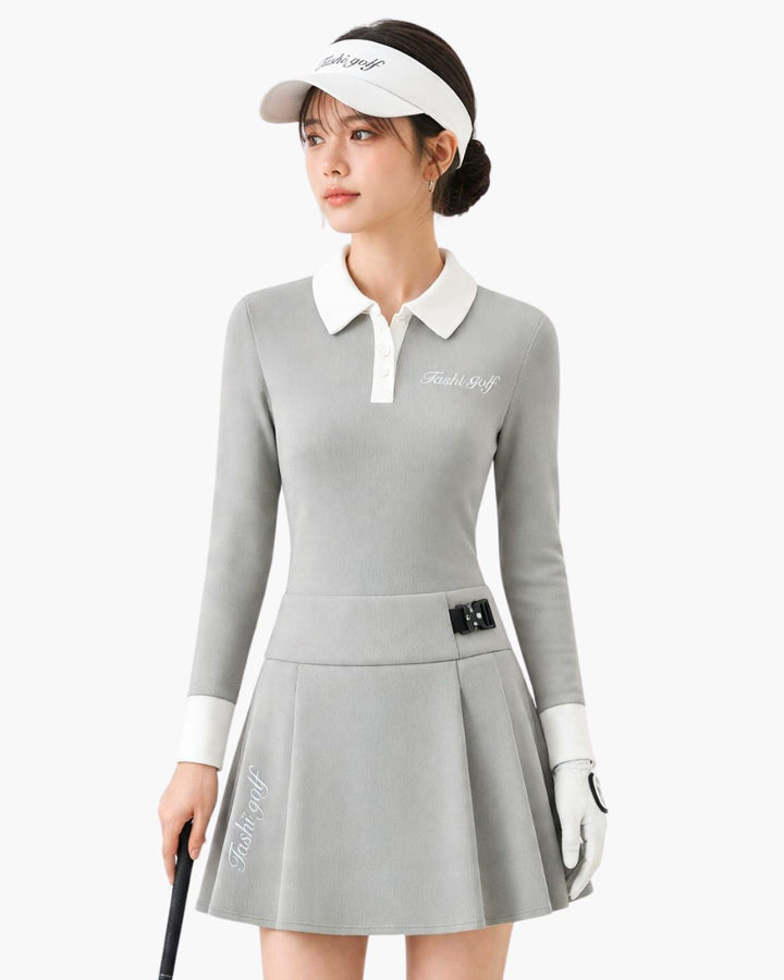 Chamuleのバイカラー長袖ポロシャツとプリーツスカートのゴルフウェアセットアップを着用した女性
