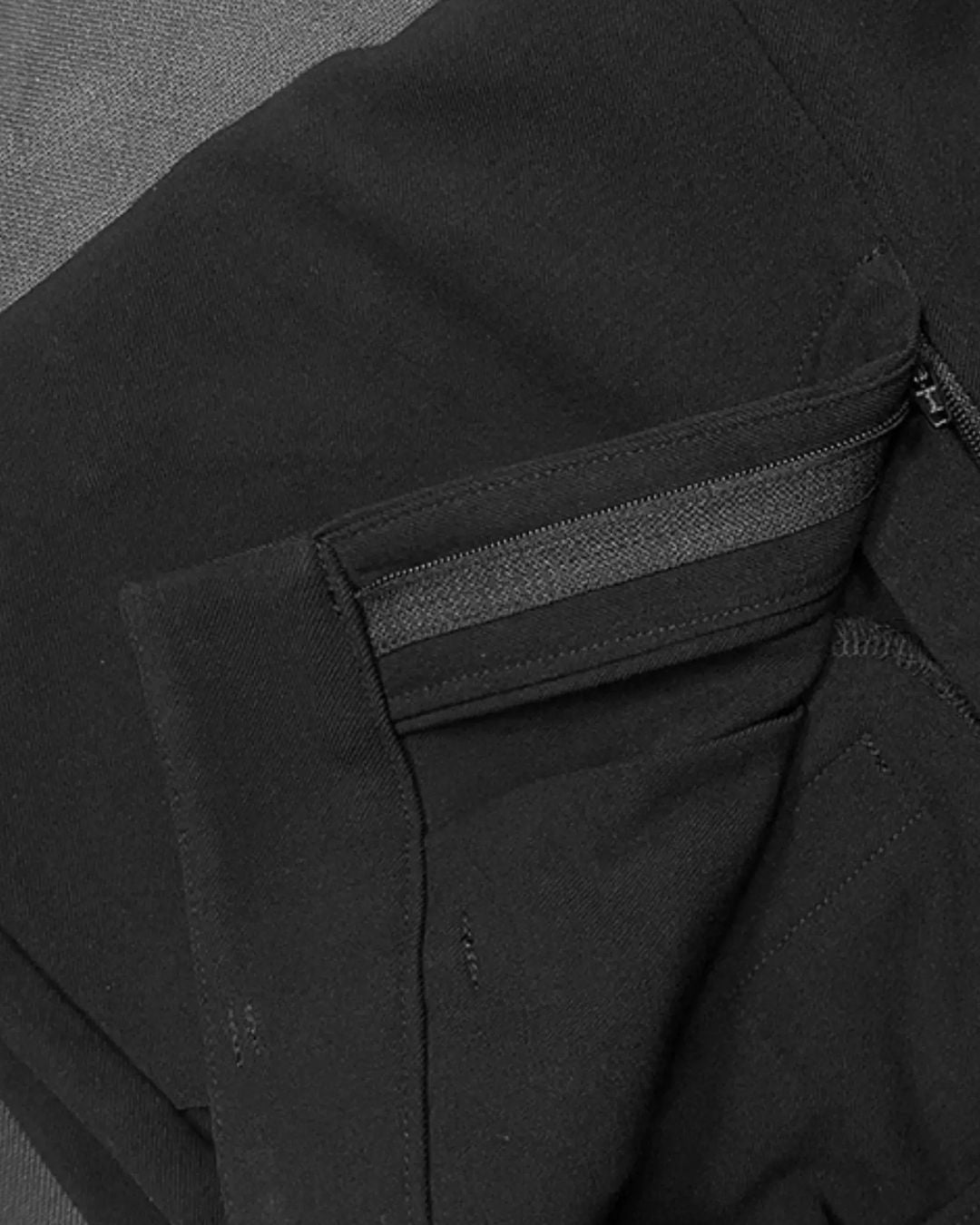 Chamuleの美脚フレアゴルフパンツ。ブラックカラーでウエスト部分のジッパーと縫製が丁寧な仕上がり。