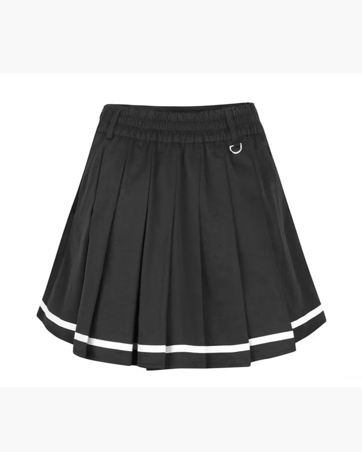Chamuleの黒いラインプリーツゴルフスカート。裾に白いラインが入ったスポーティで上品なポリエステル素材のミニスカート。