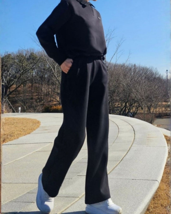 Chamuleのブラックのストレートワイドゴルフパンツ。動きやすいポリエステル混素材で、ゴルフ場でのラウンドや移動着に最適なきれいめシルエット。