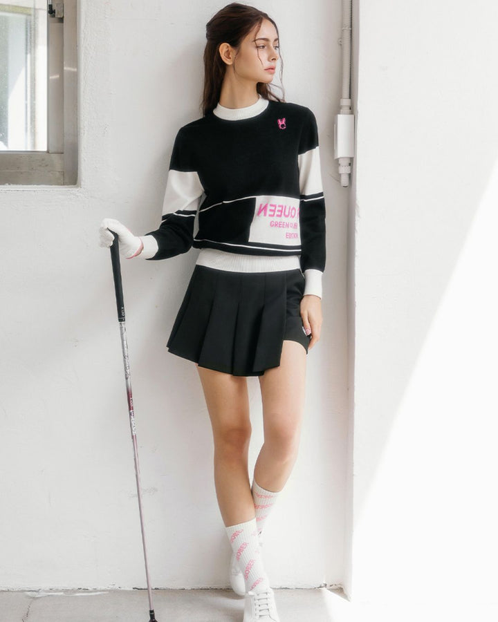 Chamuleのブラックとホワイトのカラーブロックニットトップス。ピンクのロゴがアクセントのスポーティーなゴルフウェア