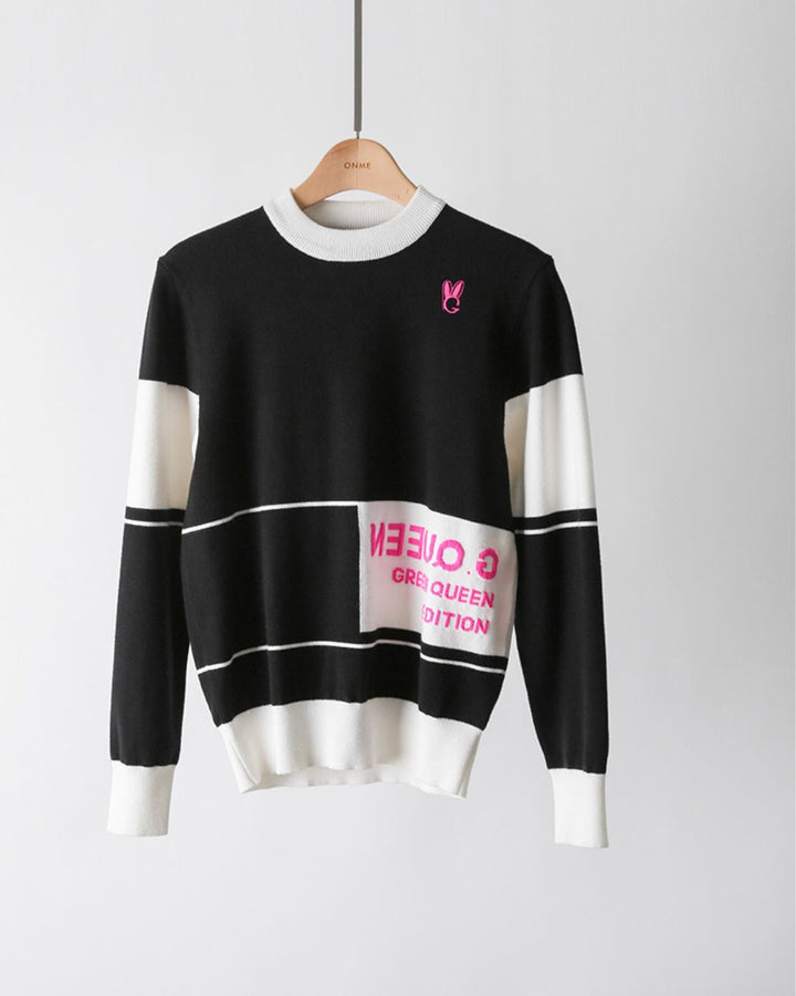 Chamuleのブラックとホワイトのカラーブロックニットトップス。胸元とフロントにピンクのロゴ刺繍入り。