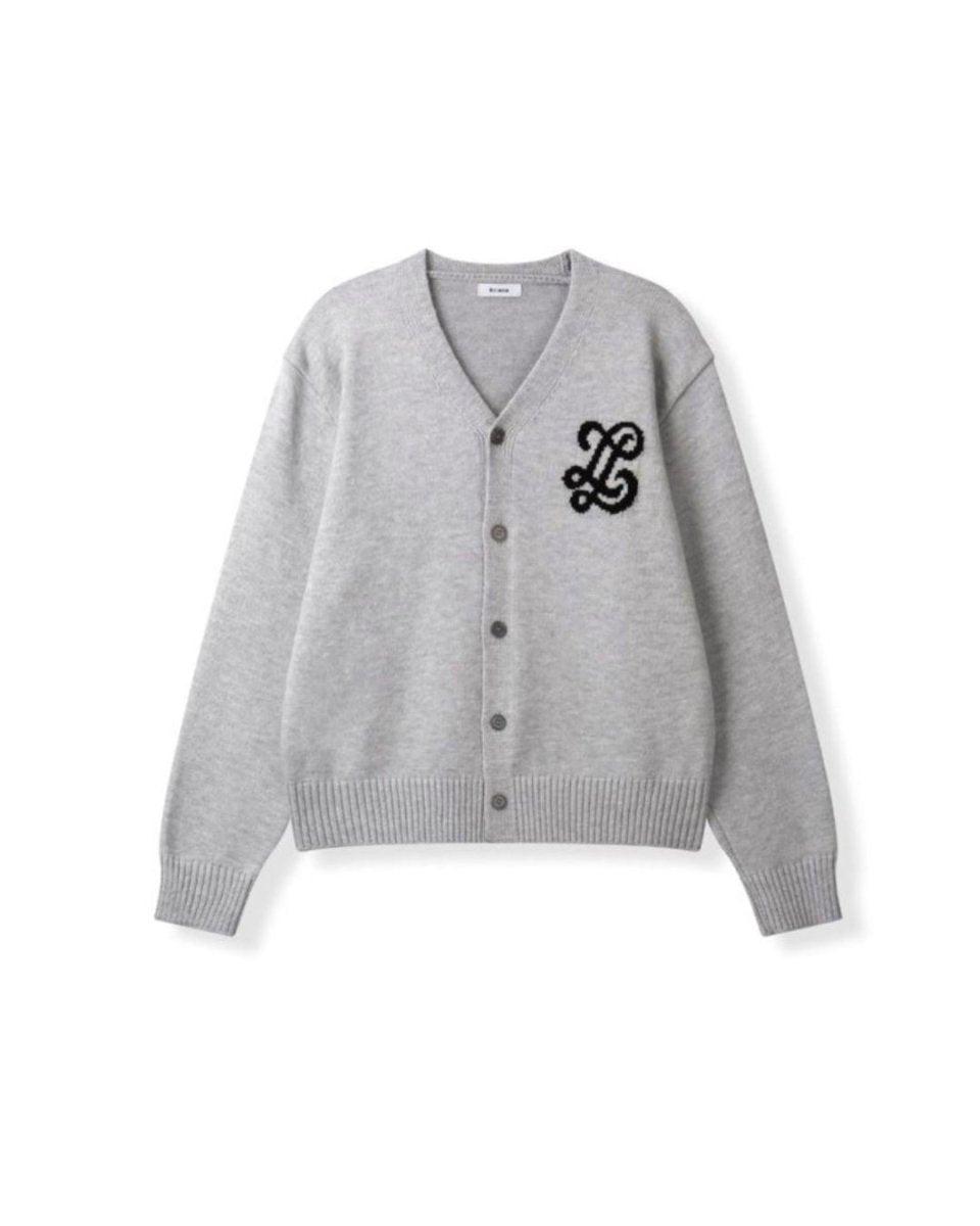 Chamuleの胸元に黒いロゴ刺繍が入ったグレーのVネックニットカーディガン