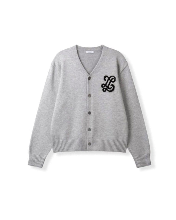Chamuleの胸元に黒いロゴ刺繍が入ったグレーのVネックニットカーディガン