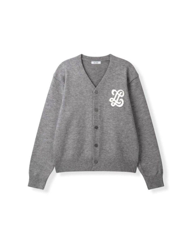 Chamuleの胸元に白いロゴ刺繍が施されたグレーのVネックニットカーディガン