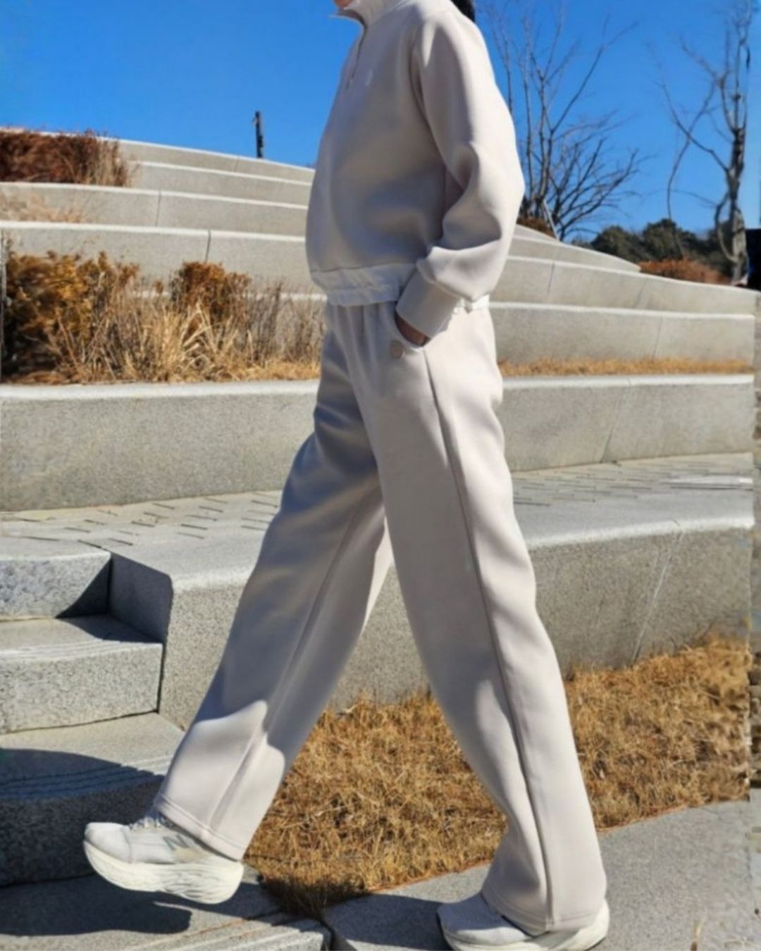 Chamuleのアイボリー色のストレートワイドゴルフパンツ。動きやすいポリエステル混素材で、上品なシルエットが特徴。