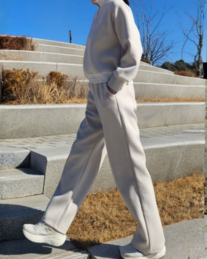 Chamuleのアイボリー色のストレートワイドゴルフパンツ。動きやすいポリエステル混素材で、上品なシルエットが特徴。