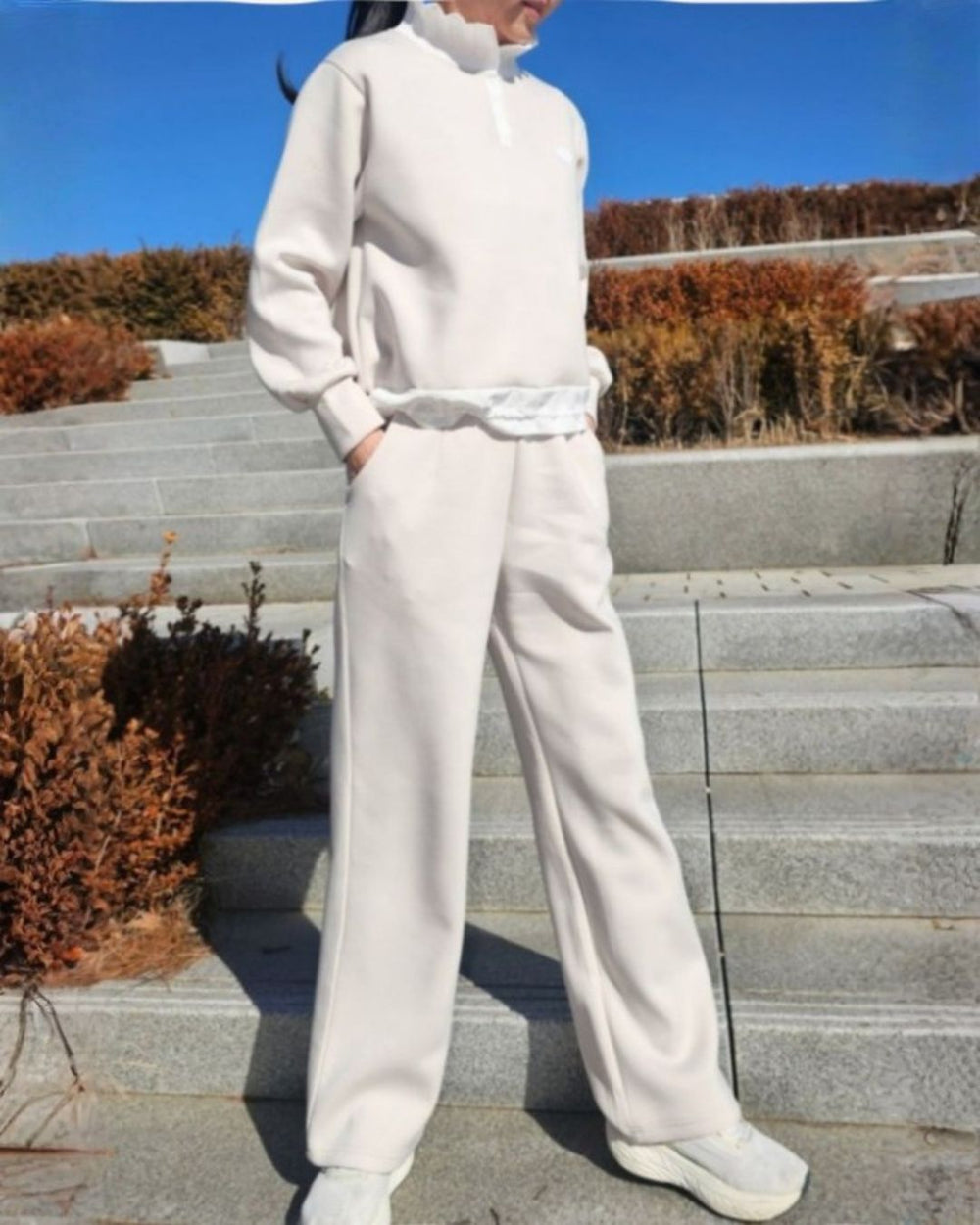 Chamuleのアイボリー色のストレートワイドゴルフパンツ。ゆったりとしたシルエットで動きやすく、上品な印象。