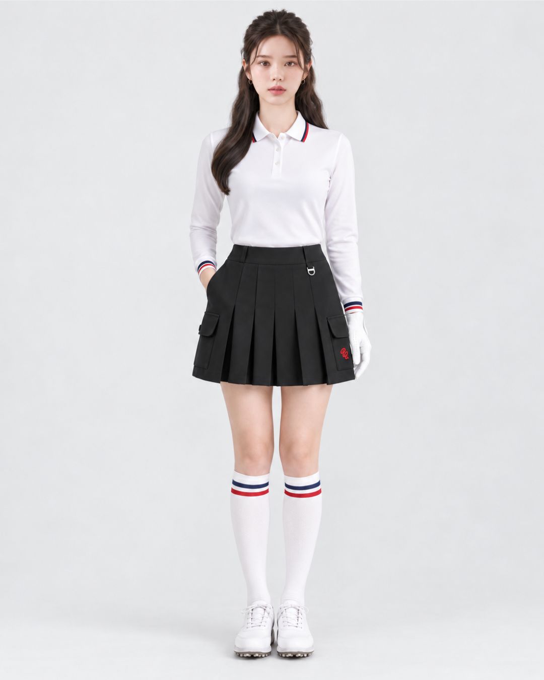 Chamuleの黒いカーゴポケット付きプリーツスカートを着用した女性ゴルファー
