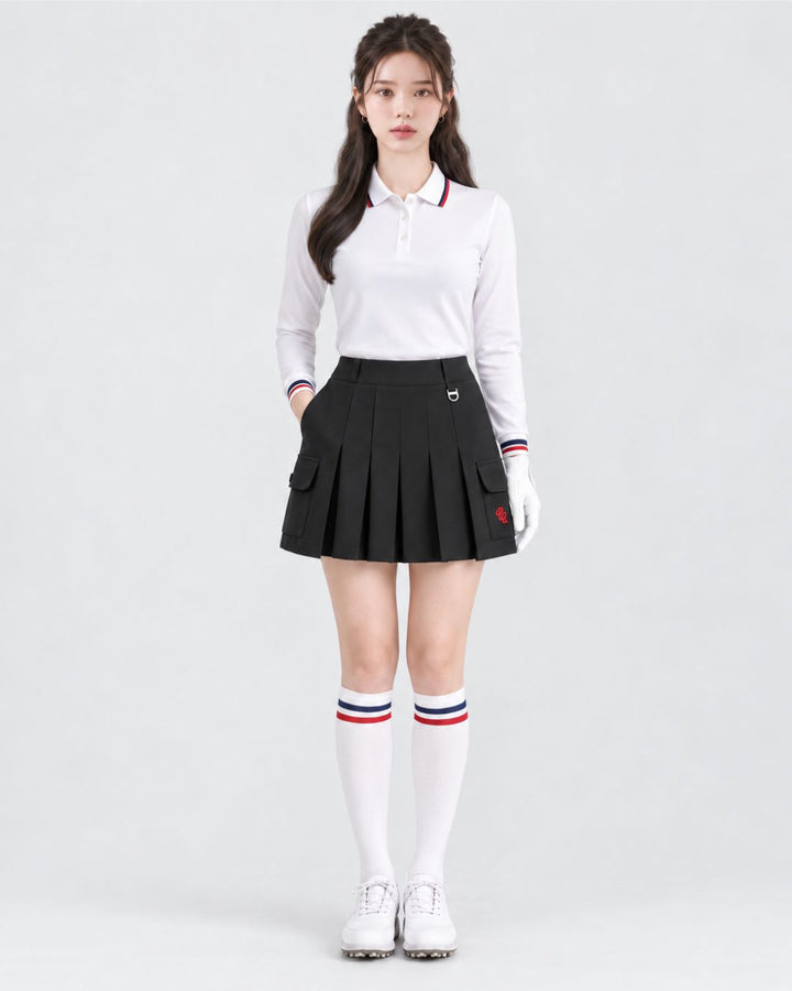 Chamuleの黒いカーゴポケット付きプリーツスカートを着用した女性ゴルファー