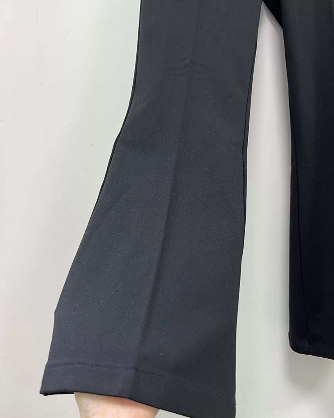 Chamuleの美脚フレアゴルフパンツ。裾に向かって広がるシルエットが特徴のシンプルな黒いゴルフウェア。