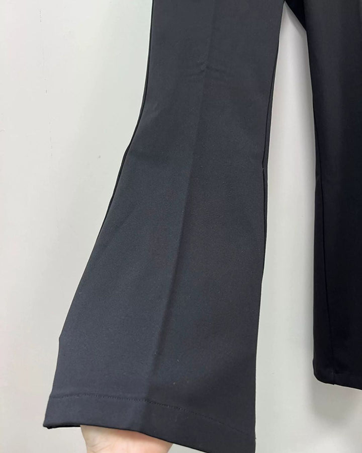 Chamuleの美脚フレアゴルフパンツ。裾に向かって広がるシルエットが特徴のシンプルな黒いゴルフウェア。