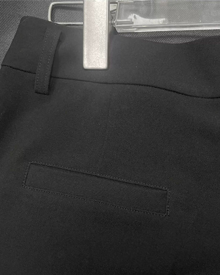 Chamuleの美脚フレアゴルフパンツ。シンプルな黒の無地で、バックポケットが施された上品なデザイン。