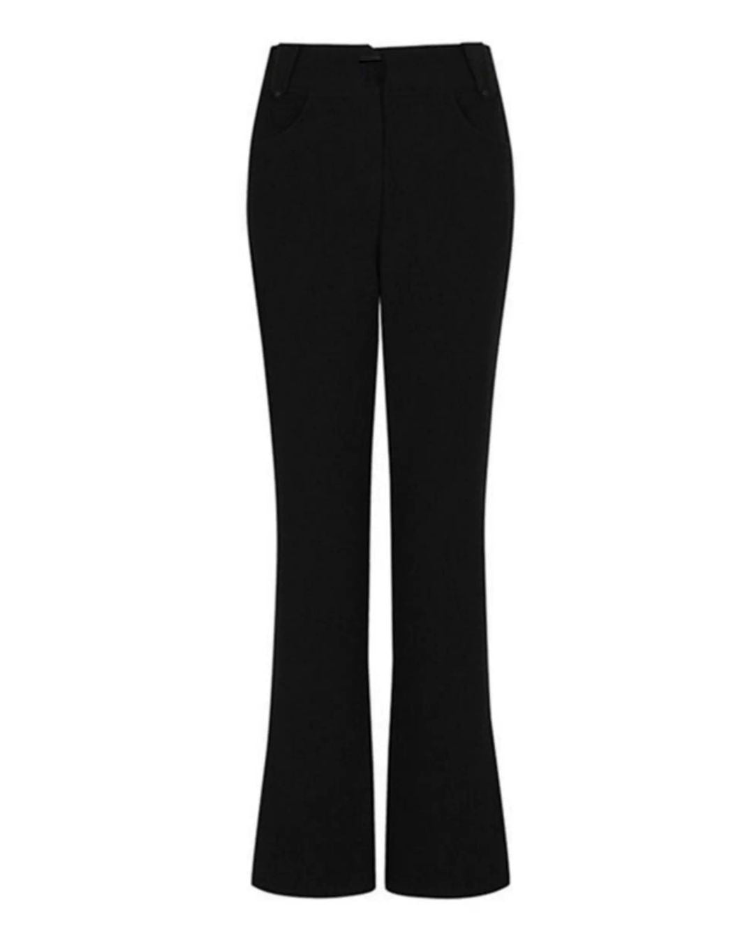 Chamuleの美脚フレアゴルフパンツ。脚を長く見せるシルエットが特徴のシンプルなブラックのゴルフウェア。
