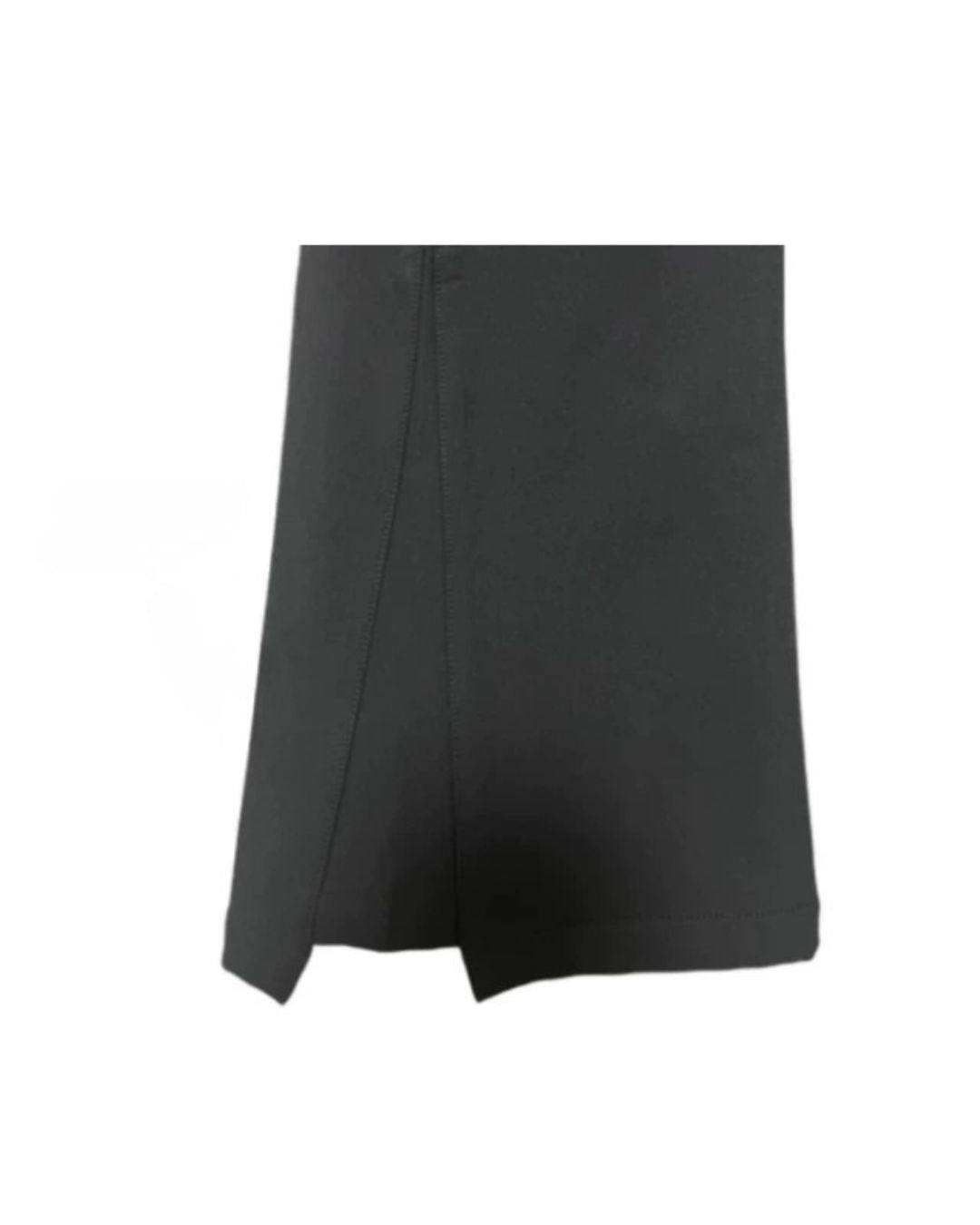 Chamuleの裏起毛スリムフレアゴルフパンツ。裾にスリットが入ったブラックの秋冬用ロングパンツ