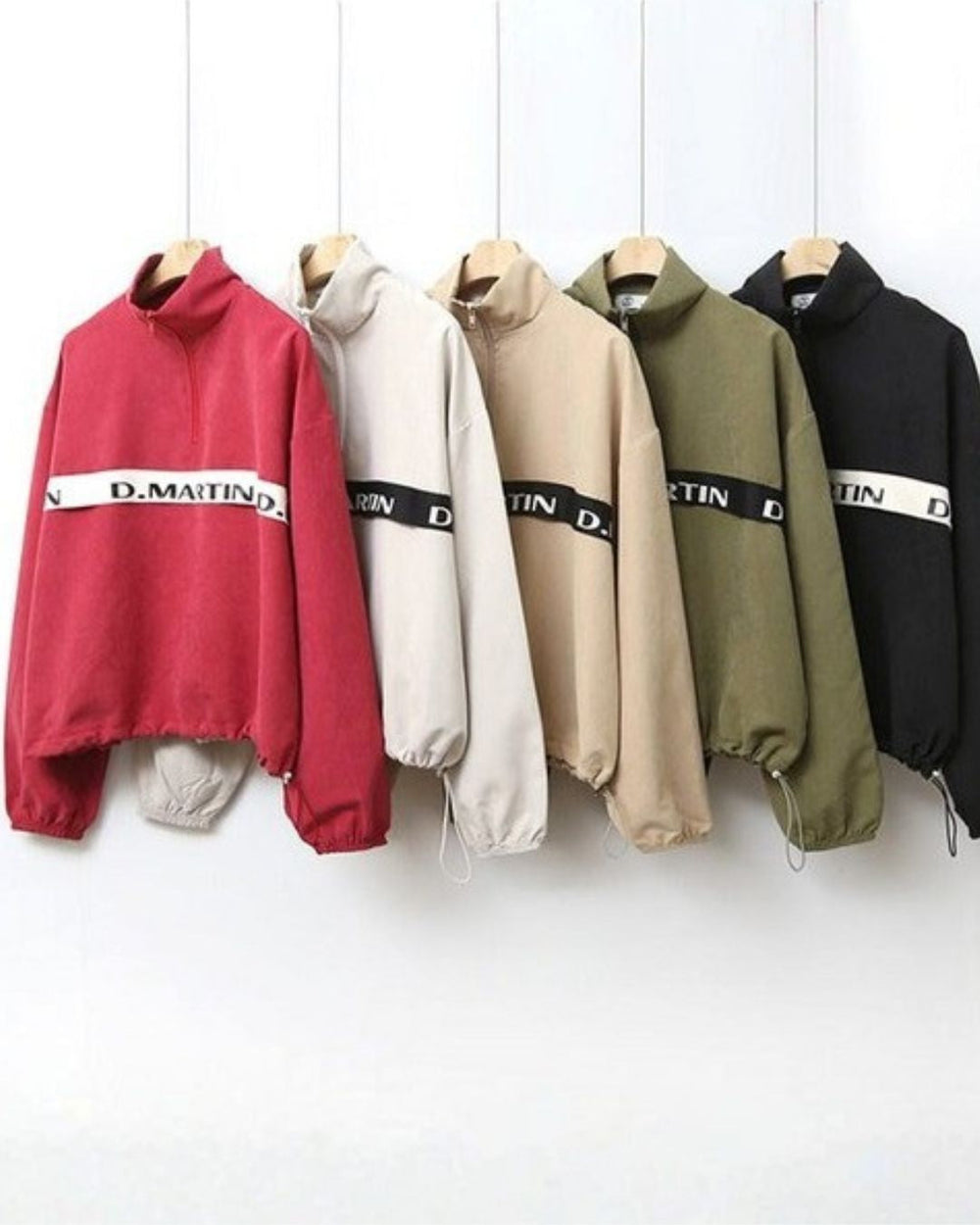 Chamuleのロゴラインハーフジップトップス。レッド、ホワイト、ベージュ、カーキ、ブラックの5色展開で、裾のドローコードが特徴的なスポーティーなポリエステル製ゴルフウェア。