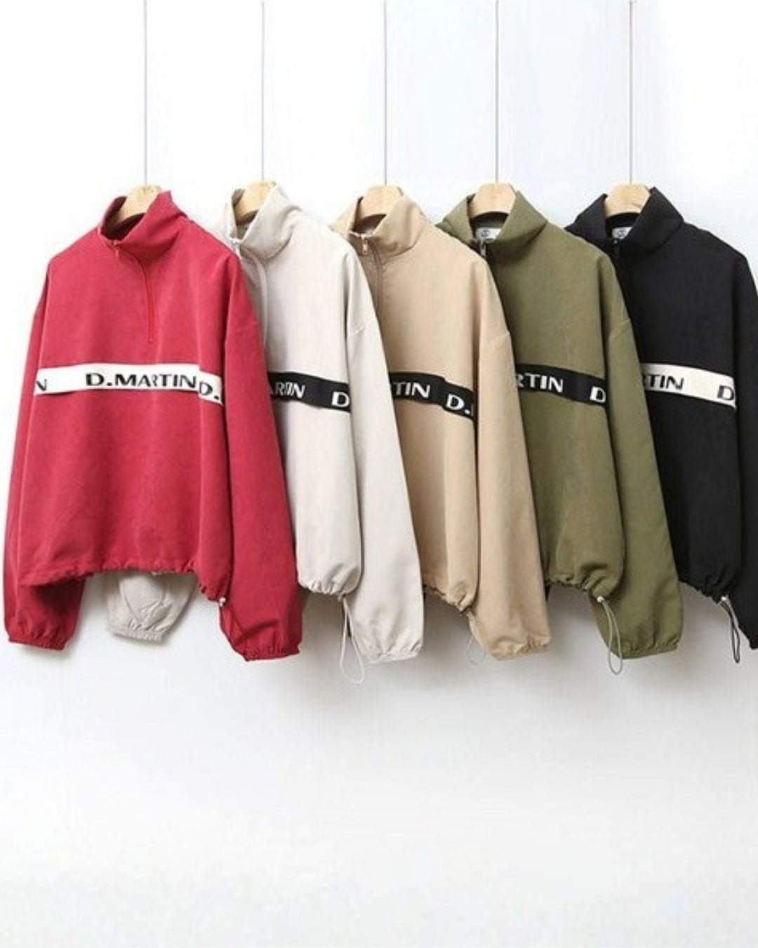 Chamuleのロゴラインハーフジップトップス。レッド、ホワイト、ベージュ、カーキ、ブラックの5色展開で、裾のドローコードが特徴的なスポーティーなポリエステル製ゴルフウェア。