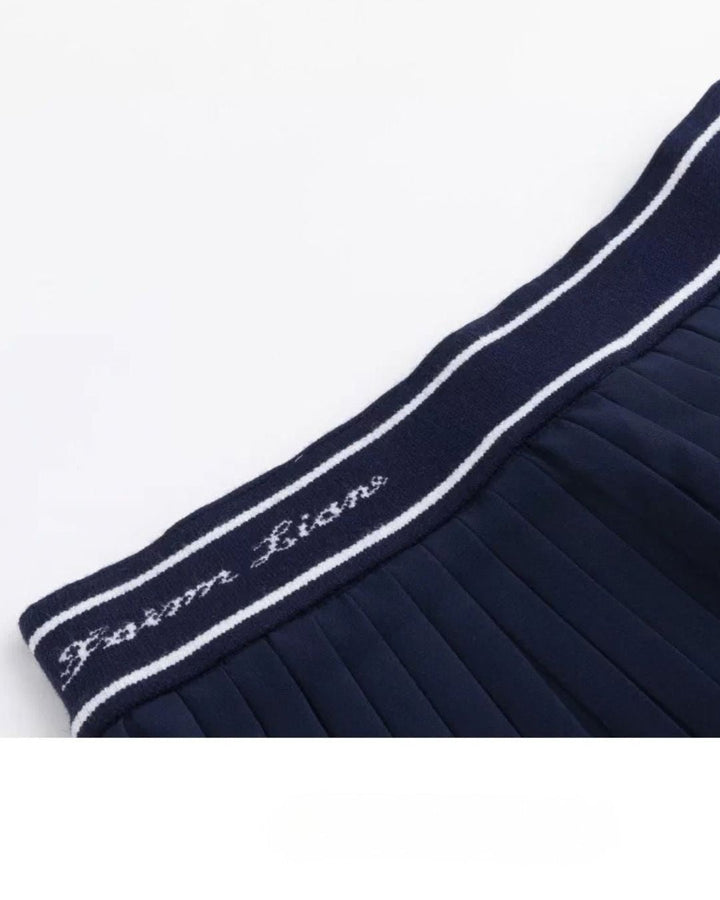 Chamuleのネイビーカラーのプリーツスカート。ウエスト部分にホワイトのラインとロゴ刺繍が施されたゴルフウェア。