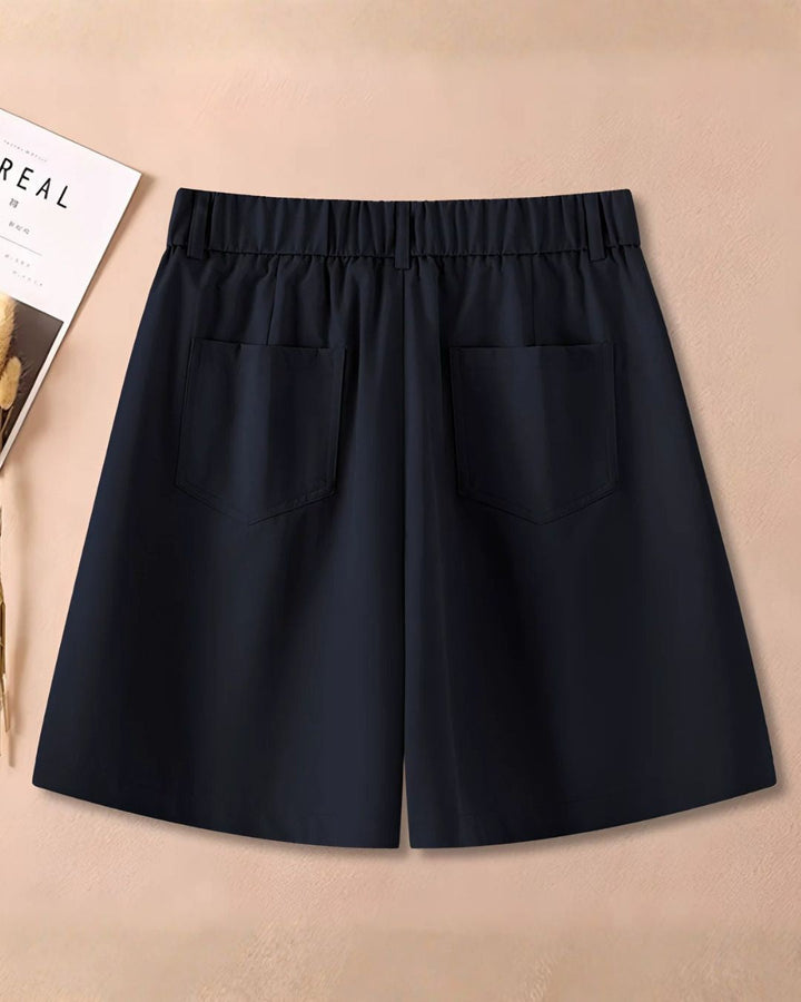 Chamuleのネイビーカラーのワイドシルエットショートパンツ。ゴルフウェアとして最適なシンプルで洗練されたデザインのバックショット。