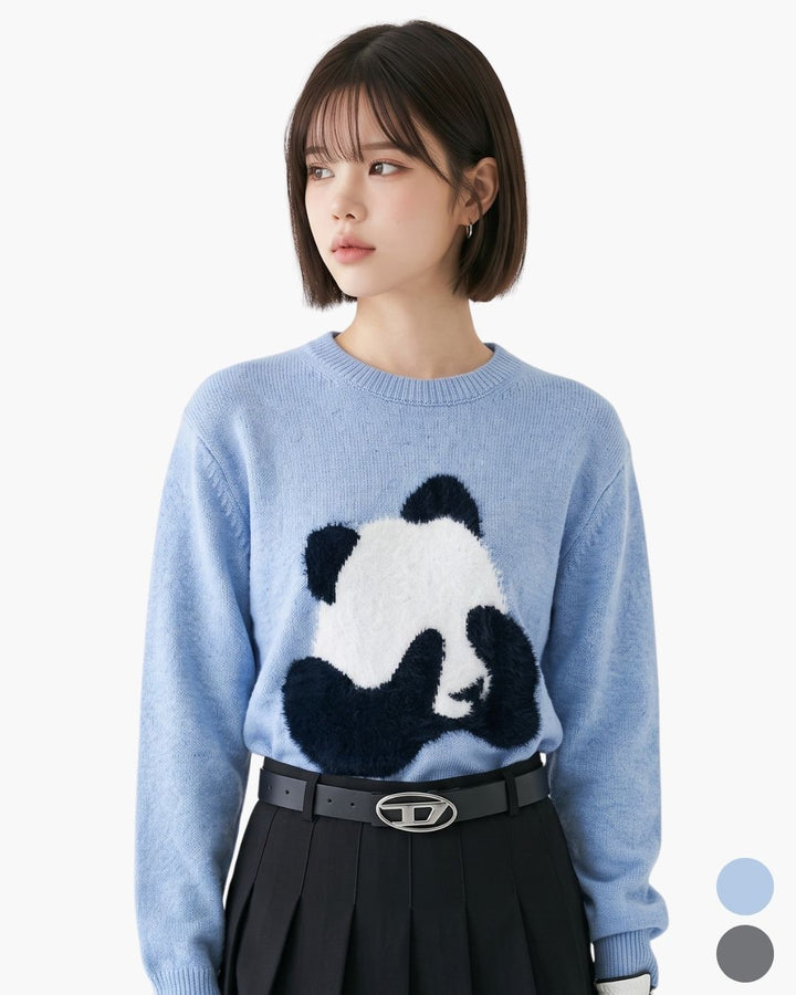 Chamuleのパンダモチーフが描かれたライトブルーのクルーネックニットを着用した女性