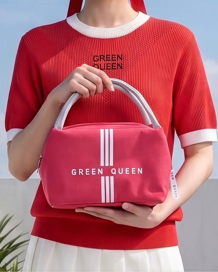 Chamuleの鮮やかなピンク色のゴルフ用保冷バッグ。フロントにGREEN QUEENのロゴとストライプが施されたポリエステル製のコンパクトなスクエア型バッグ