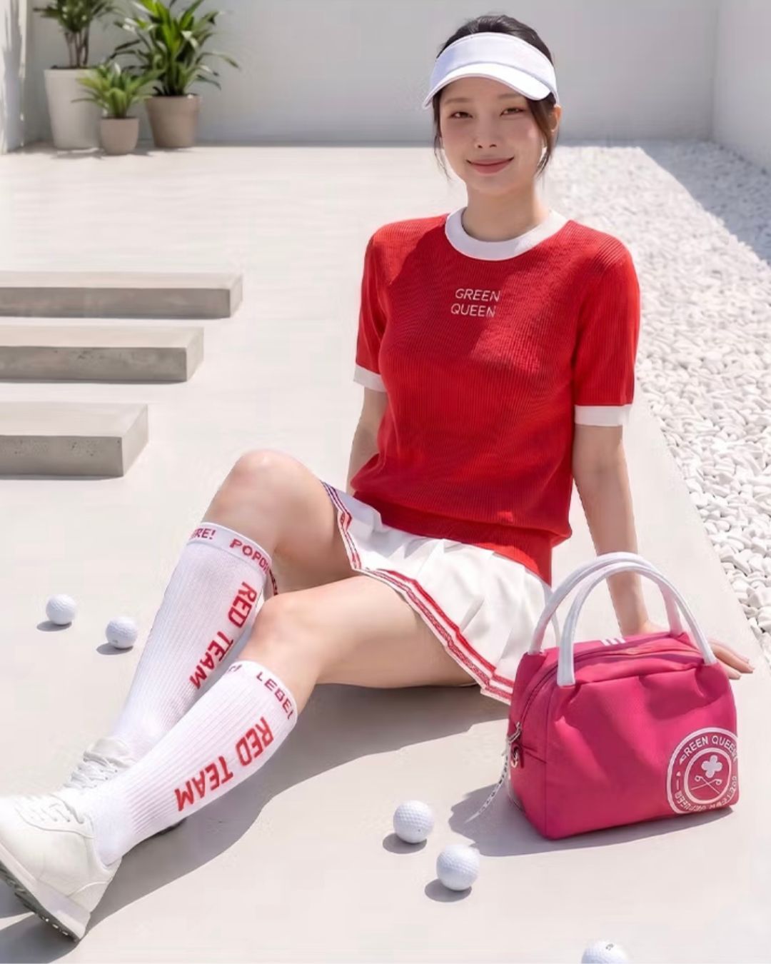 Chamuleの鮮やかなピンク色のスクエア型保冷バッグ。ゴルフウェアを着た女性が屋外で持ち歩くコンパクトなポリエステル製バッグ。