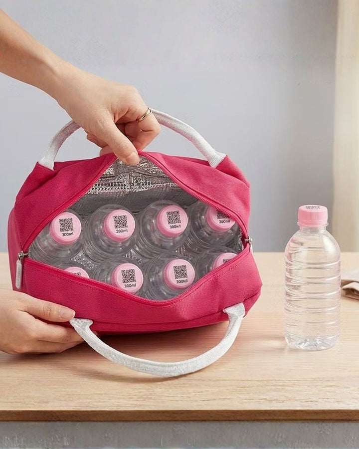 Chamuleの鮮やかなピンク色のポリエステル製保冷バッグ。内部にペットボトルが収納されたコンパクトなスクエア型で、持ち手付きの便利なゴルフ用ランチバッグ。