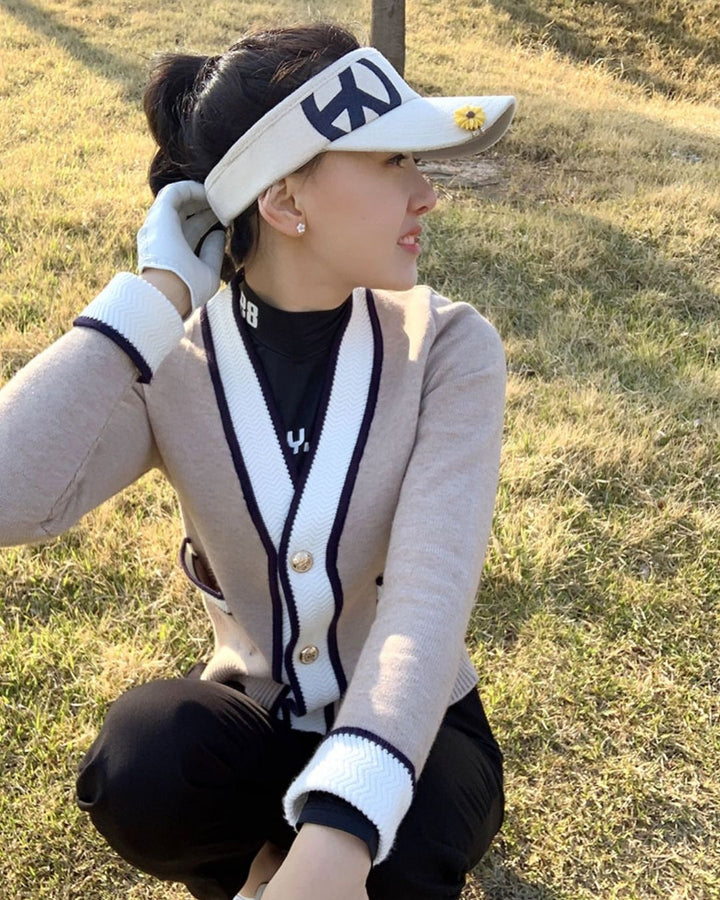 Chamuleのロゴ入りサンバイザーを着用しゴルフウェアでコーディネートした女性の横顔