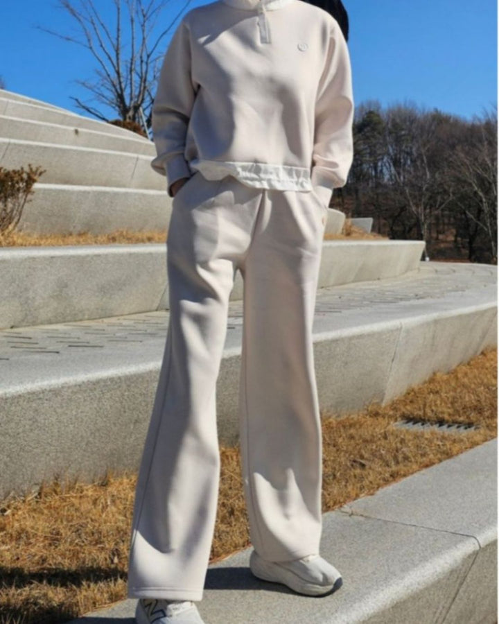 Chamuleのアイボリー色のストレートワイドゴルフパンツ。ポリエステル混素材でゆったりとしたシルエットが特徴。