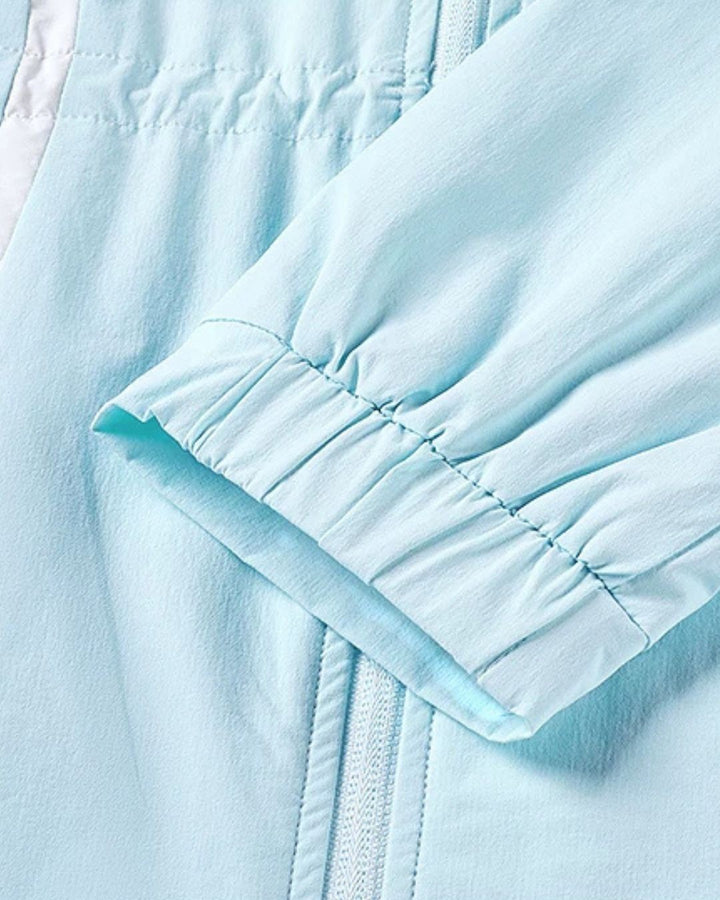 ChamuleのUVカットライトブルゾン。爽やかなライトブルーの軽量素材で、袖口は伸縮性のあるギャザー仕様。