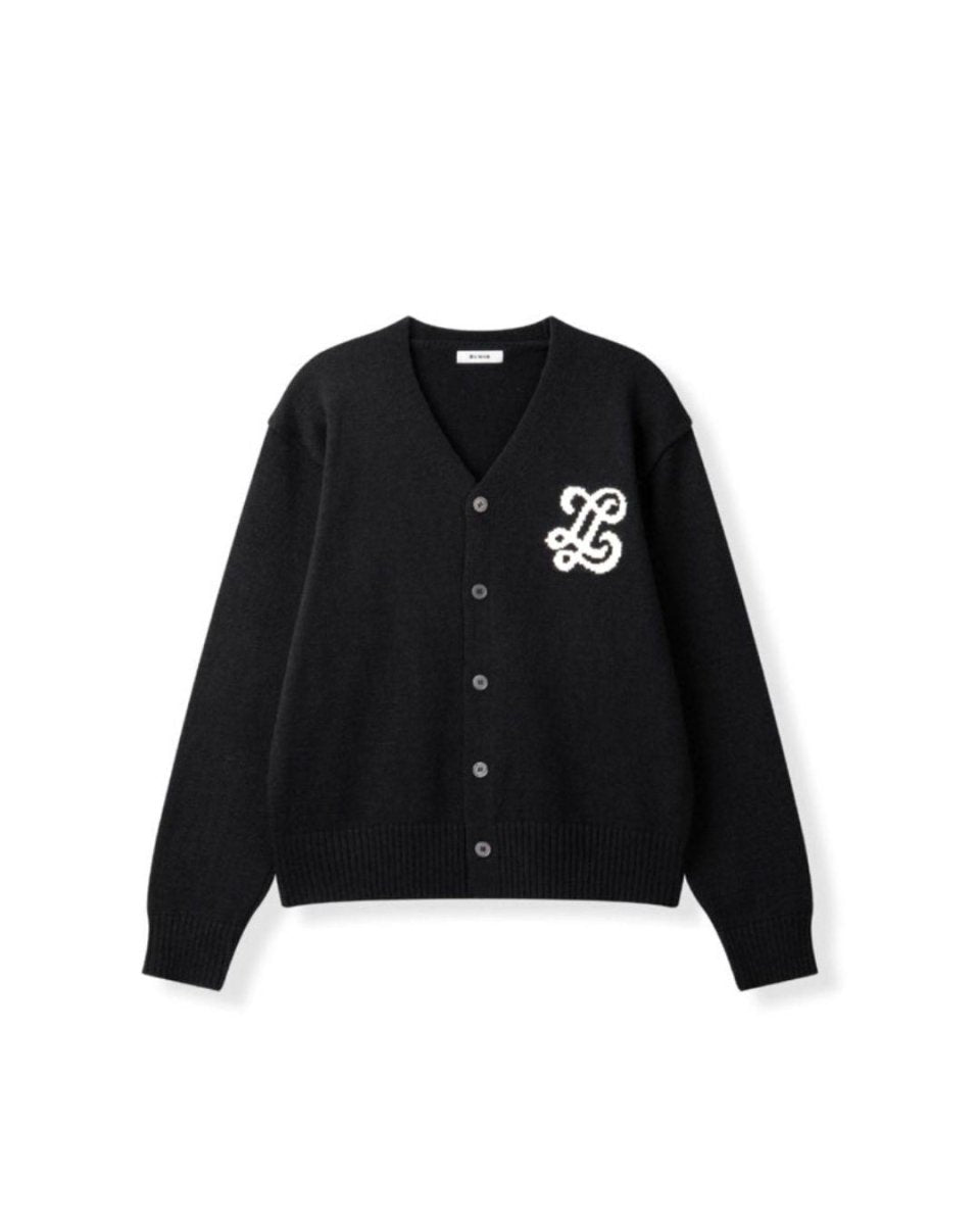Chamuleの胸元に白いロゴ刺繍が施された黒のVネックニットカーディガン