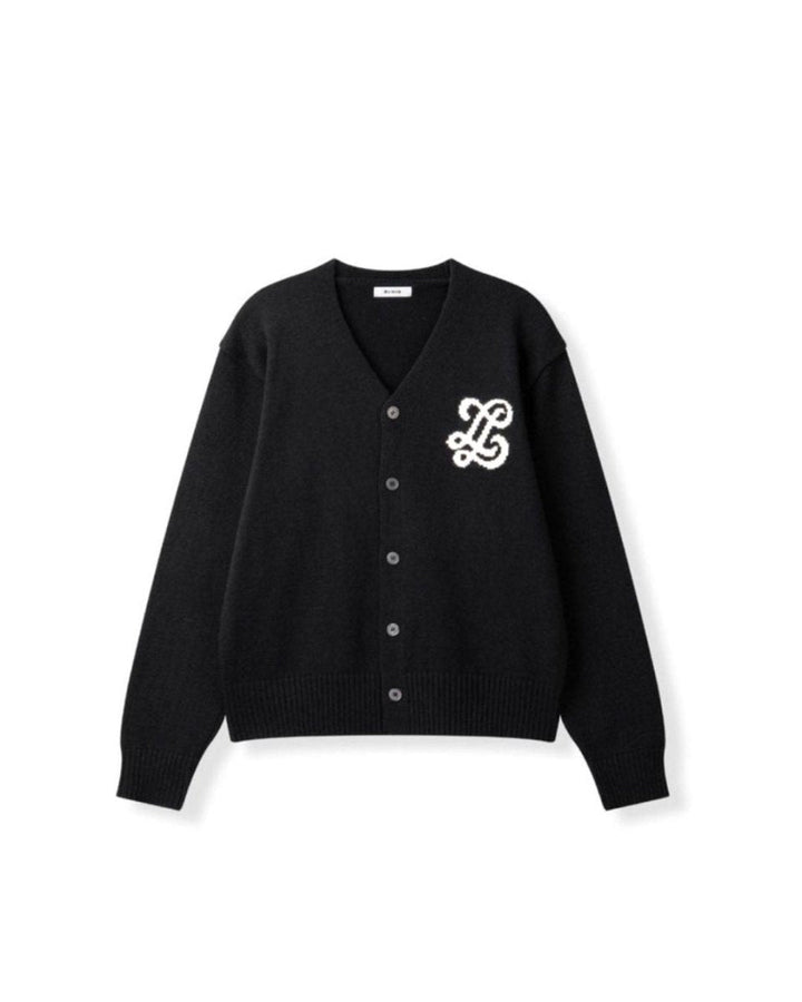 Chamuleの胸元に白いロゴ刺繍が施された黒のVネックニットカーディガン