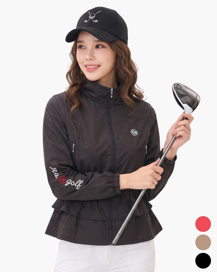 Chamuleのウエストドロストジャケットを着用しゴルフウェアとしてコーディネートした女性